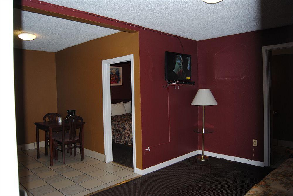 Relax Inn Of Medford Exterior photo