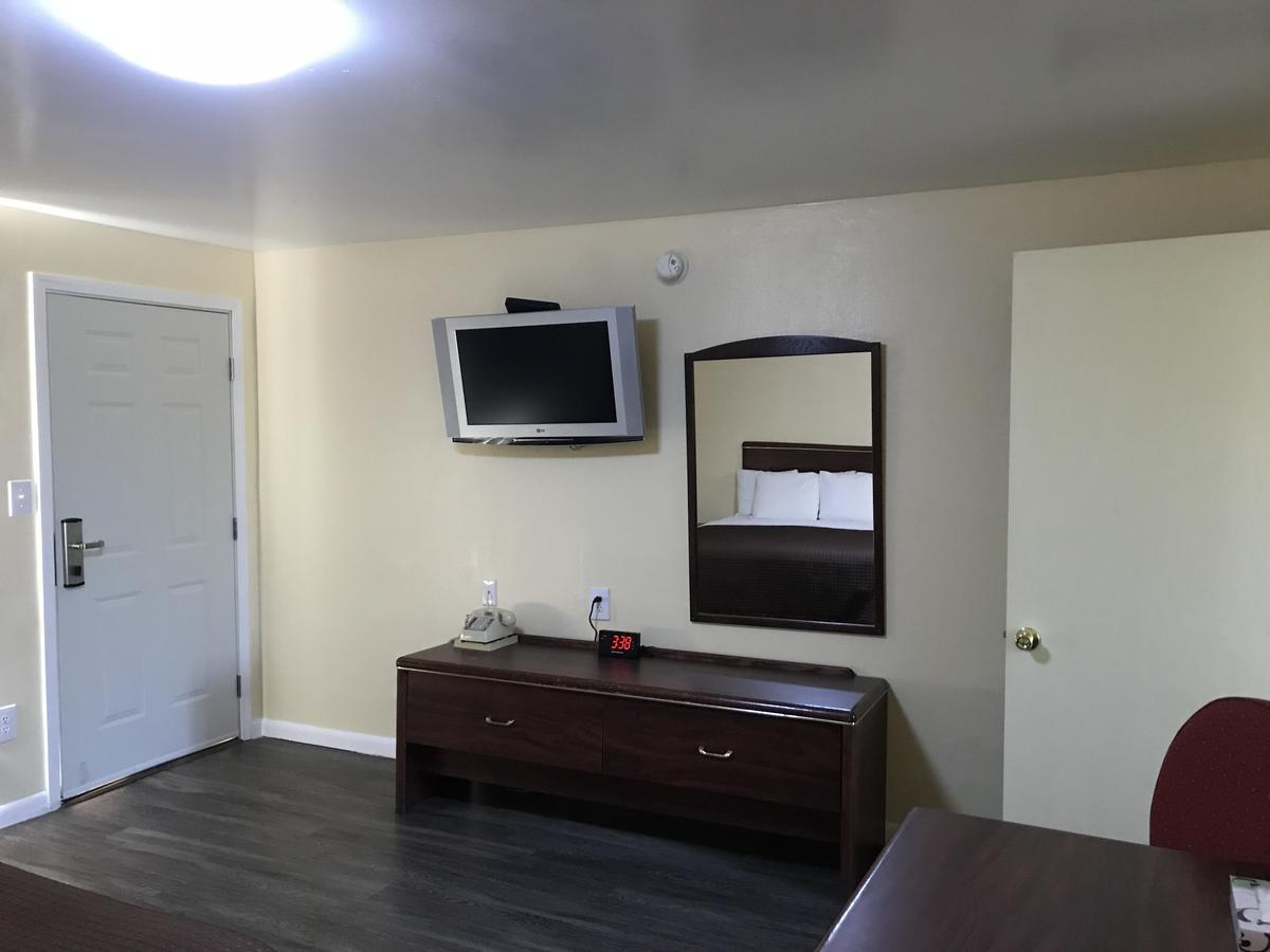 Relax Inn Of Medford Exterior photo