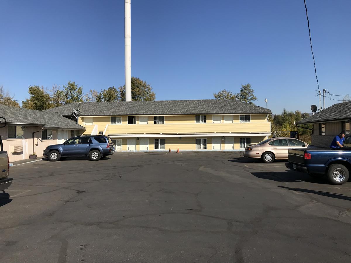 Relax Inn Of Medford Exterior photo