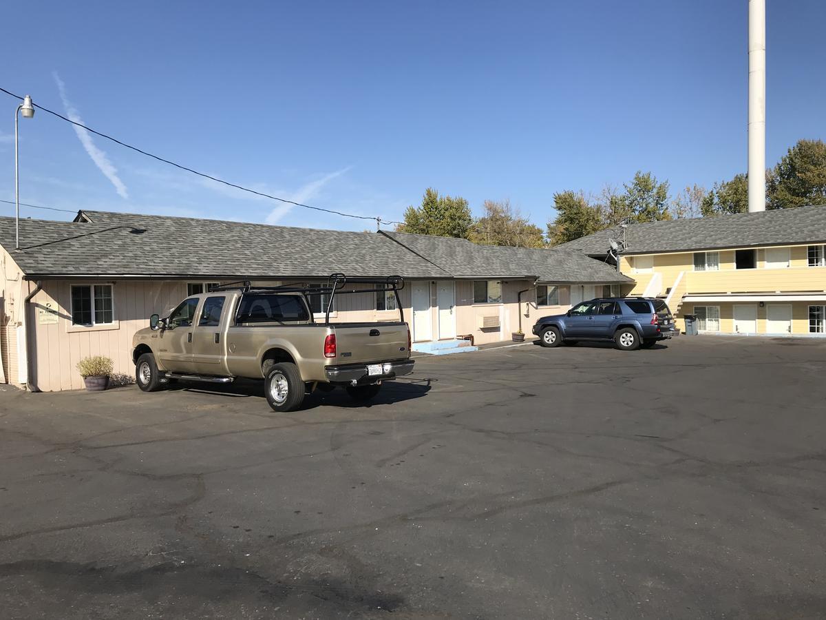 Relax Inn Of Medford Exterior photo