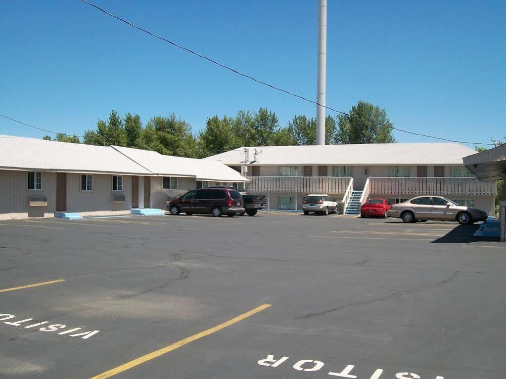 Relax Inn Of Medford Exterior photo
