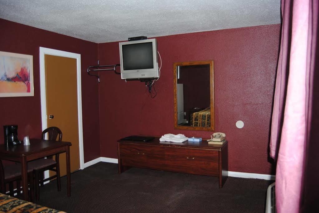 Relax Inn Of Medford Exterior photo