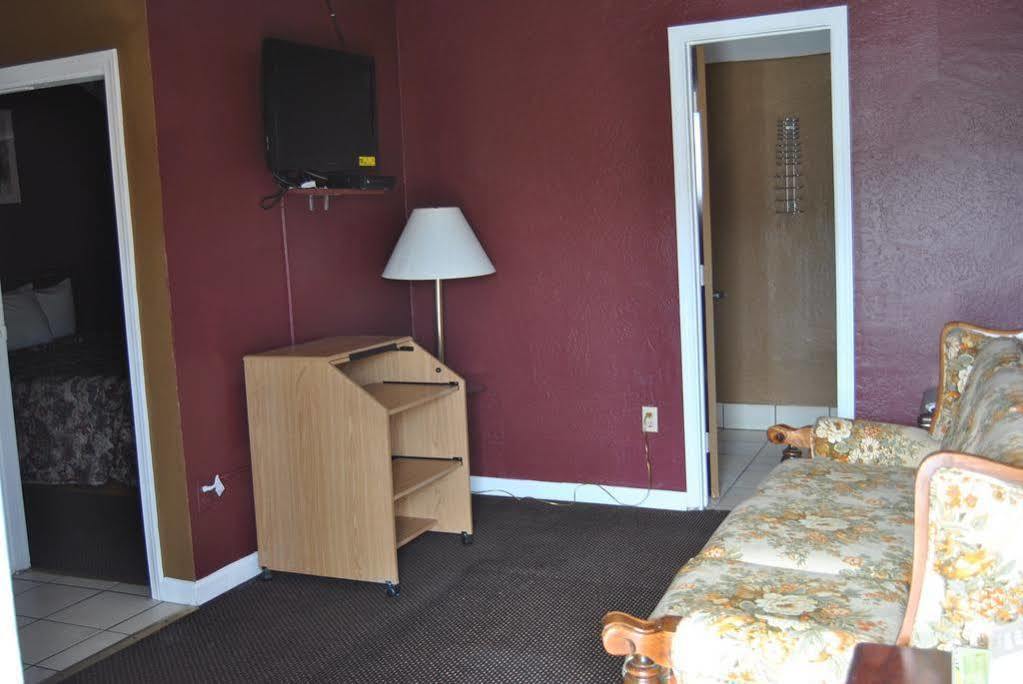 Relax Inn Of Medford Exterior photo