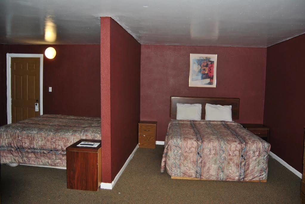 Relax Inn Of Medford Exterior photo