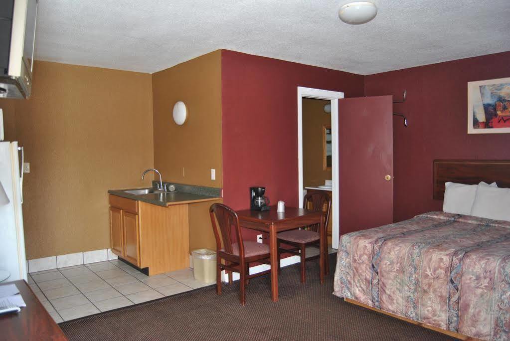 Relax Inn Of Medford Exterior photo