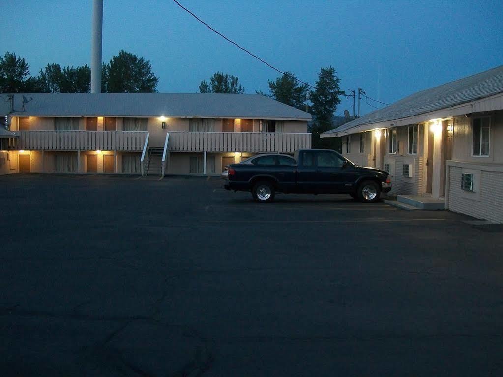 Relax Inn Of Medford Exterior photo