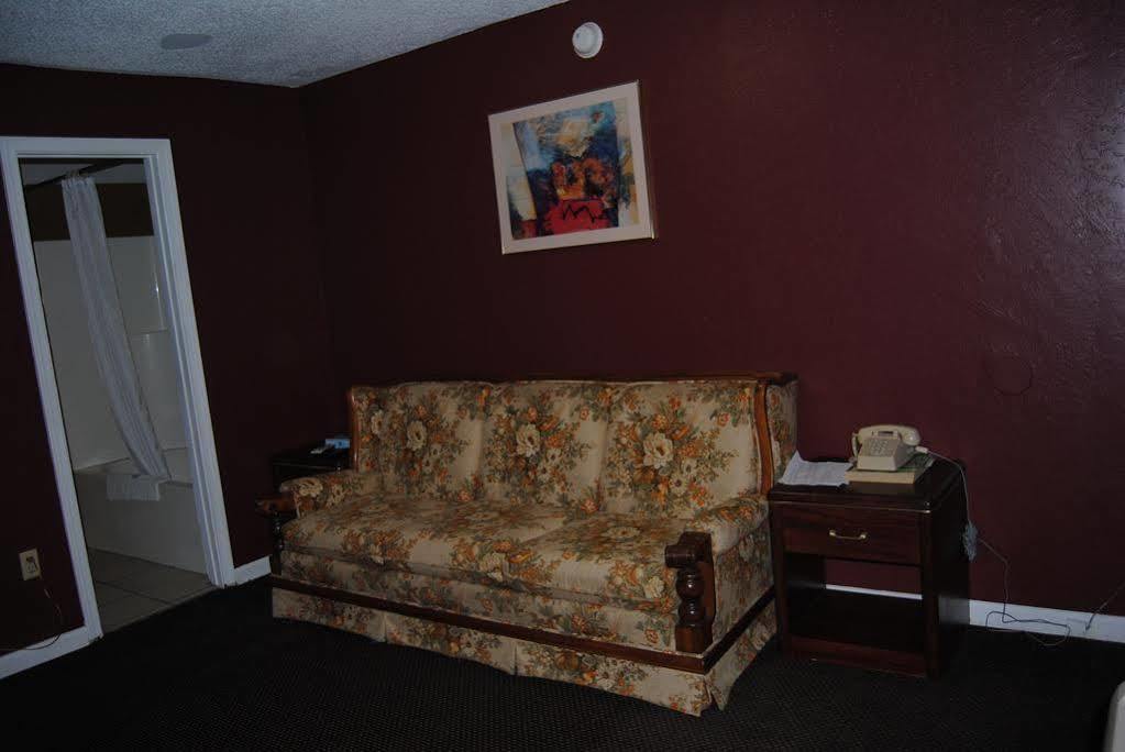 Relax Inn Of Medford Exterior photo