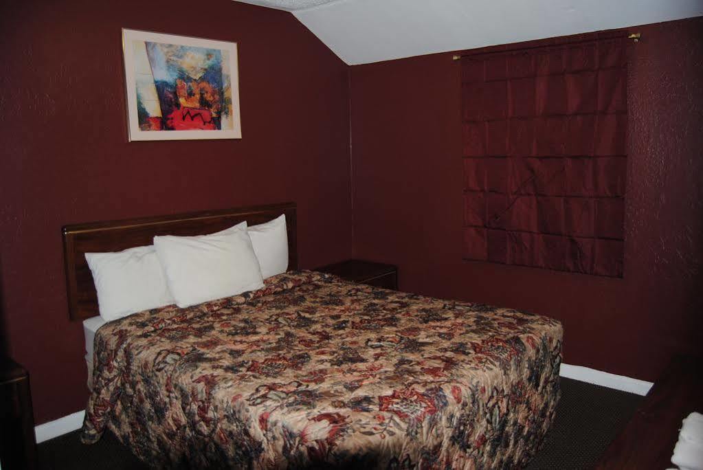 Relax Inn Of Medford Exterior photo