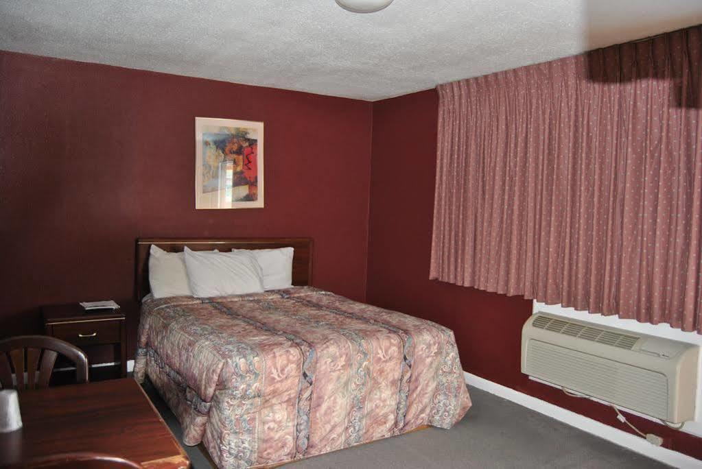 Relax Inn Of Medford Exterior photo
